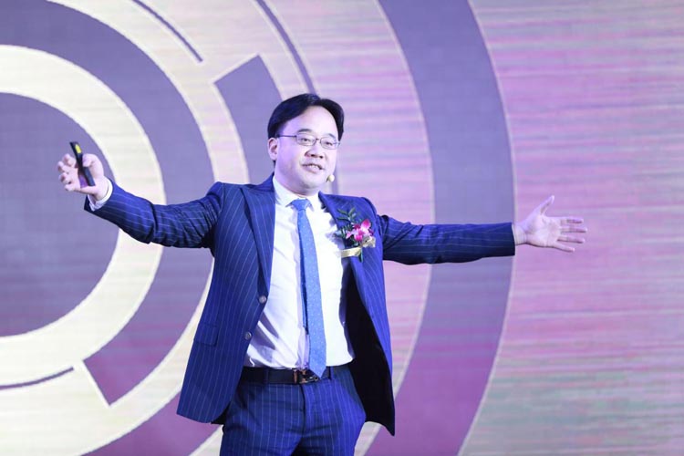 歐賽斯何總作主題演講 歐賽斯何總作主題演講